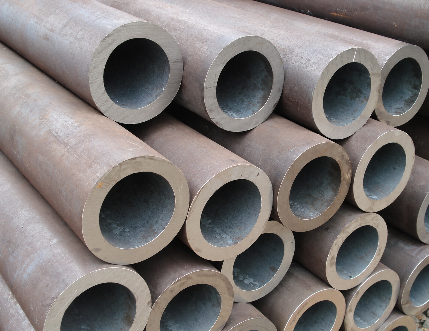 Seamless steel pipes bundled with visible round pipe ends